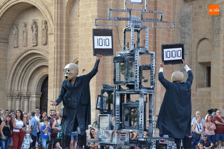 Foto 8 - Los seres fant&aacute;sticos de PIA remueven conciencias en torno a la sociedad de consumo  