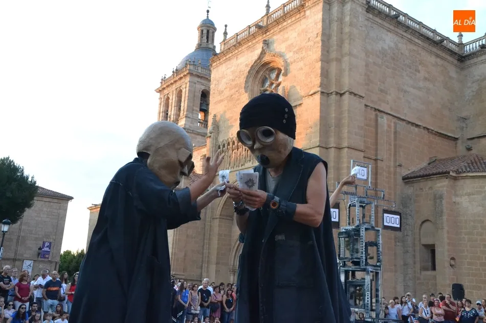 Foto 5 - Los seres fant&aacute;sticos de PIA remueven conciencias en torno a la sociedad de consumo  