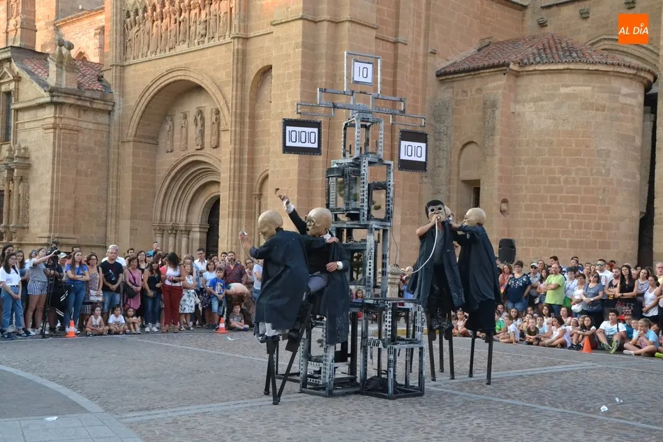 Foto 2 - Los seres fant&aacute;sticos de PIA remueven conciencias en torno a la sociedad de consumo  