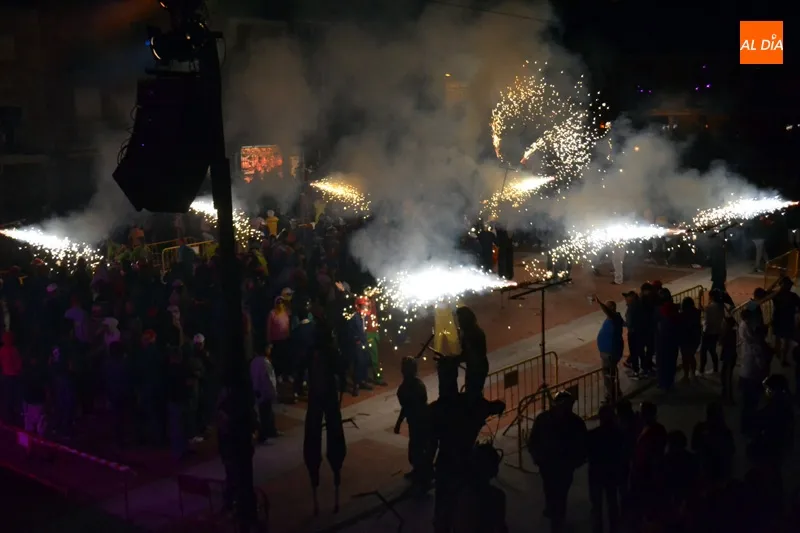 Foto 9 - El fuego y la p&oacute;lvora arrastran a miles de personas en Pe&ntilde;aranda con el retorno de...