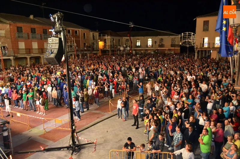 Foto 7 - El fuego y la p&oacute;lvora arrastran a miles de personas en Pe&ntilde;aranda con el retorno de...