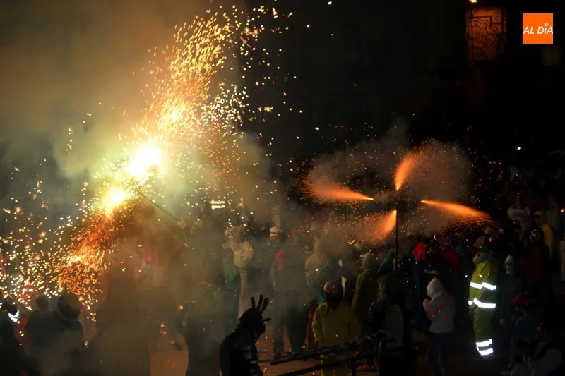 Foto 6 - El fuego y la p&oacute;lvora arrastran a miles de personas en Pe&ntilde;aranda con el retorno de...