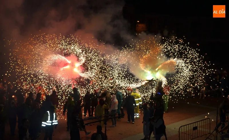 Foto 4 - El fuego y la p&oacute;lvora arrastran a miles de personas en Pe&ntilde;aranda con el retorno de...