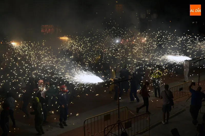 Foto 3 - El fuego y la p&oacute;lvora arrastran a miles de personas en Pe&ntilde;aranda con el retorno de...