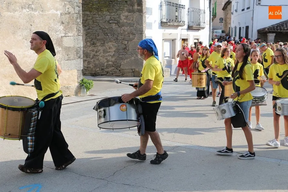Foto 11 - El multitudinario chupinazo da comienzo a las fiestas de San Bartolo