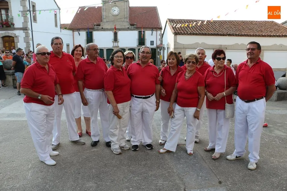 Foto 3 - El multitudinario chupinazo da comienzo a las fiestas de San Bartolo