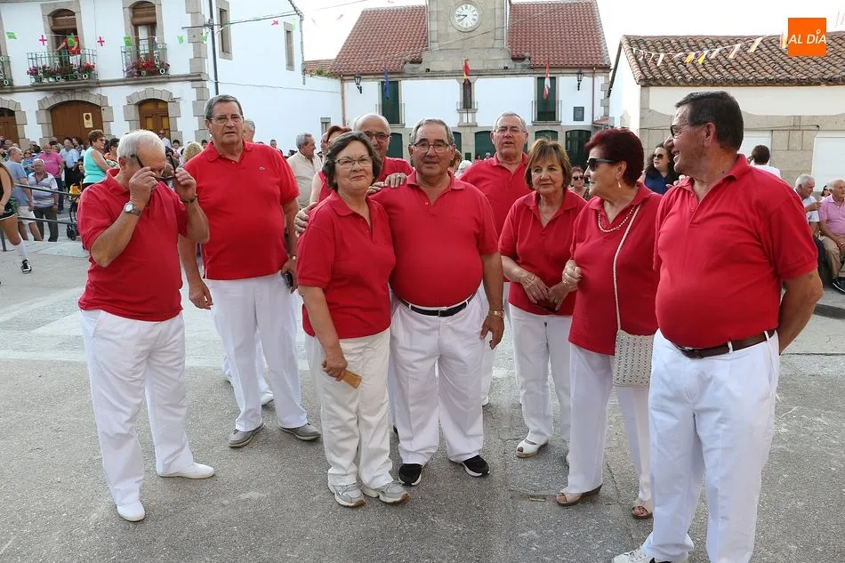 Foto 2 - El multitudinario chupinazo da comienzo a las fiestas de San Bartolo