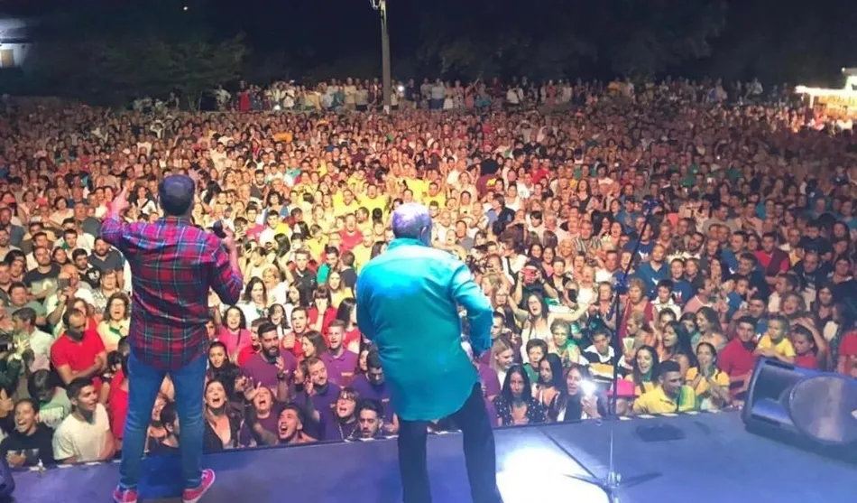 Vista desde el escenario con Los Chunguitos de espaldas