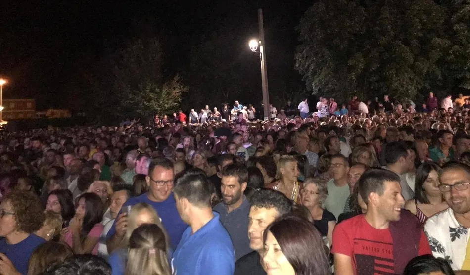 Foto 7 - Desbordante asistencia de p&uacute;blico al concierto de Los Chunguitos en Fuenteguinaldo  
