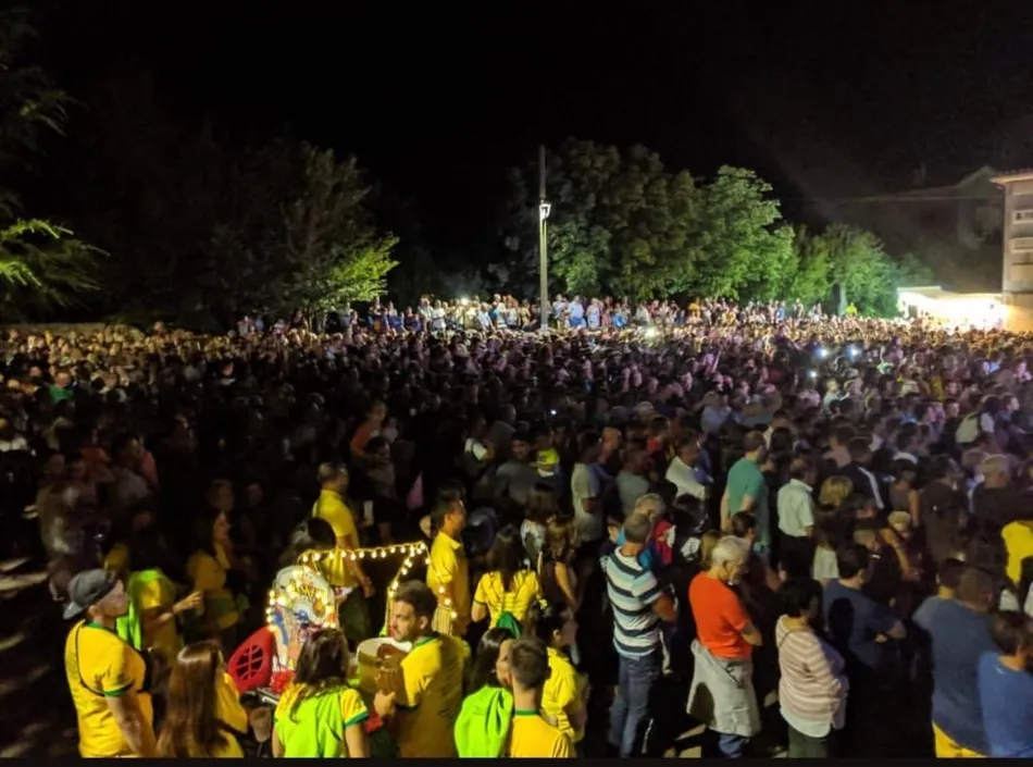 Foto 5 - Desbordante asistencia de p&uacute;blico al concierto de Los Chunguitos en Fuenteguinaldo  