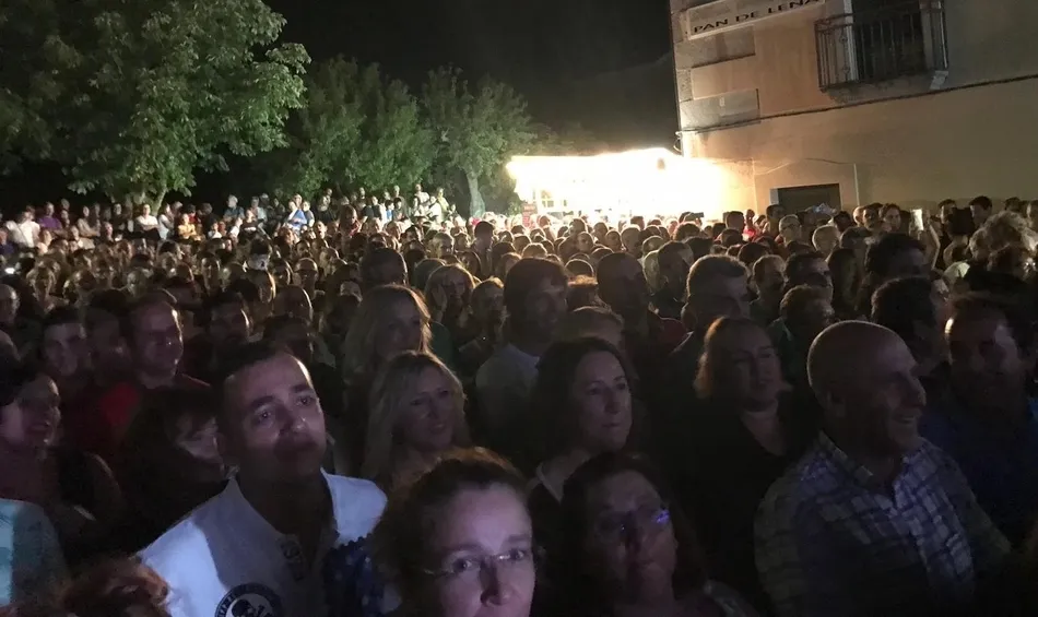 Foto 3 - Desbordante asistencia de p&uacute;blico al concierto de Los Chunguitos en Fuenteguinaldo  