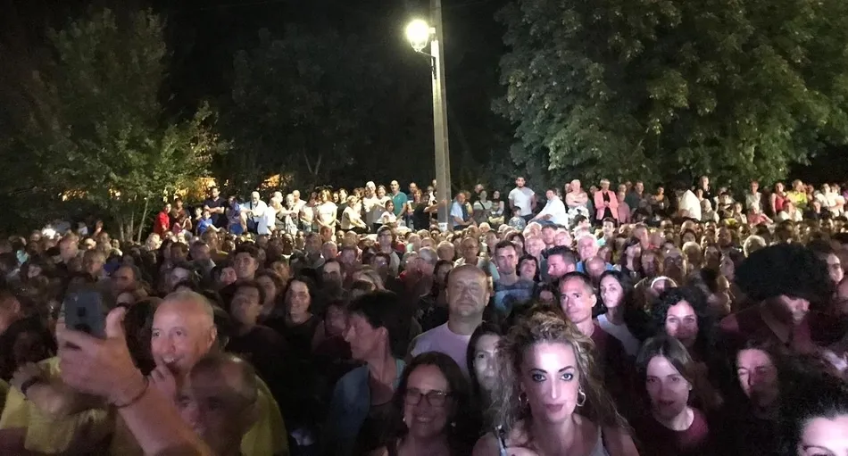 Foto 2 - Desbordante asistencia de p&uacute;blico al concierto de Los Chunguitos en Fuenteguinaldo  