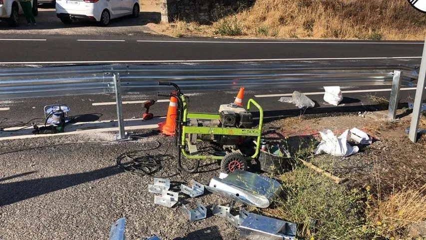 Foto 2 - Los vecinos de Fuentes de B&eacute;jar protestan por el cierre del cruce de la carretera DSA-250