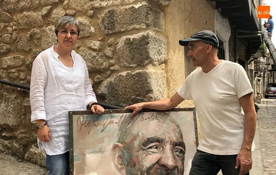Soledad Álvarez, alcaldesa de Mogarraz, junto a Florencio Maíllo, autor de los retratos