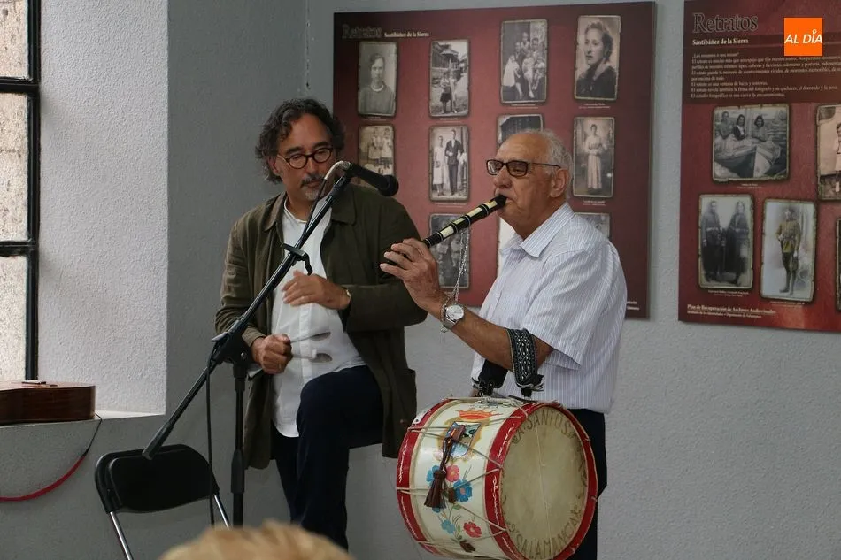 Foto 11 - Francisco Aguadero presenta su libro 'Puntada con hilo'