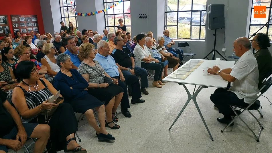 Foto 9 - Francisco Aguadero presenta su libro 'Puntada con hilo'