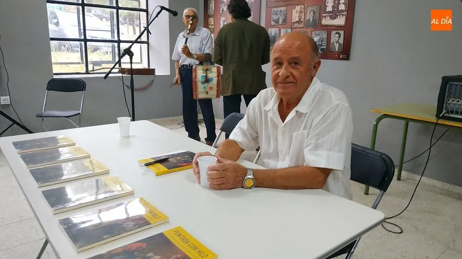 Foto 5 - Francisco Aguadero presenta su libro 'Puntada con hilo'