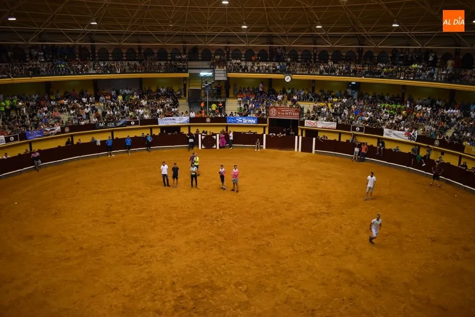 Foto 10 - Nuevo lleno en la Plaza de Toros con el encierro nocturno  