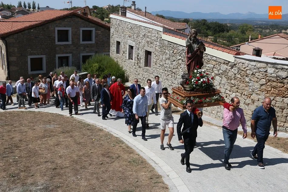 Foto 5 - San Bartolo recorre las calles de Los Santos en el d&iacute;a grande de los festejos