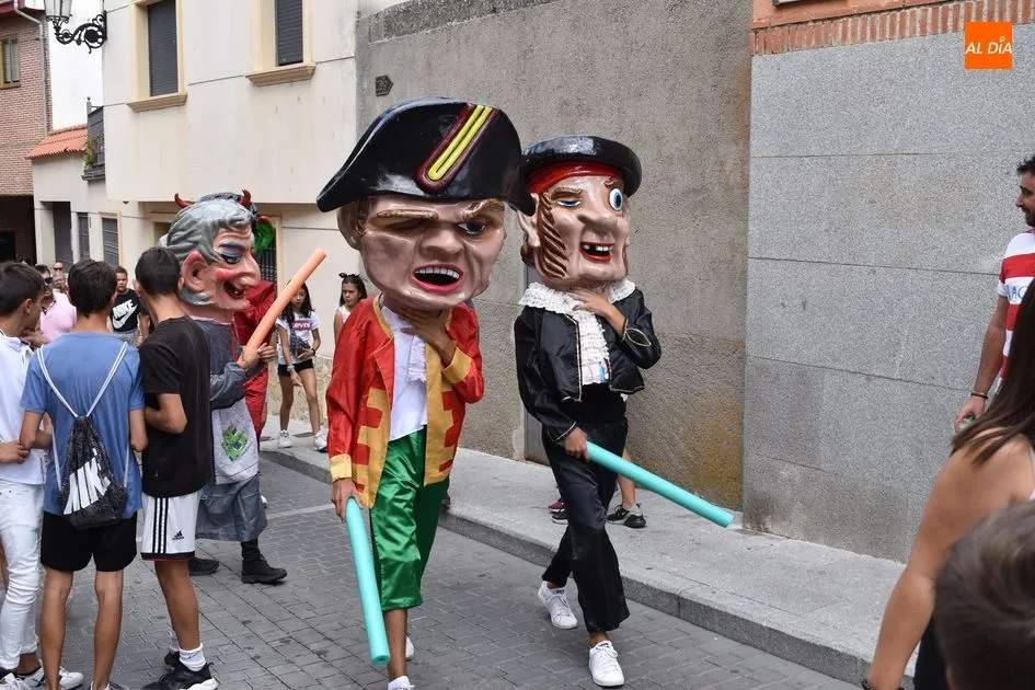 Los gigantes y cabezudos vuelven a las calles de Alba de Tormes