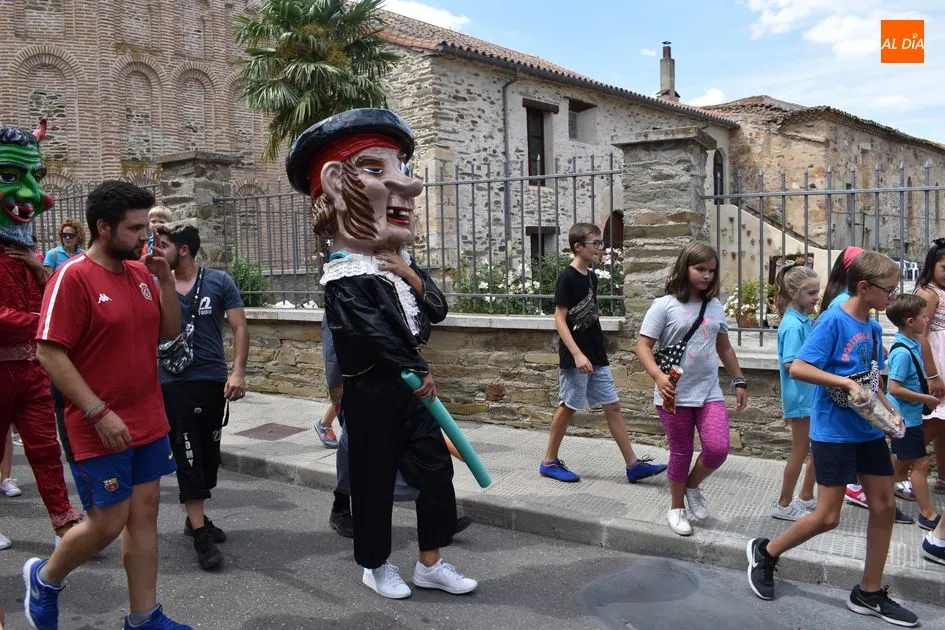 Foto 11 - Los m&aacute;s peque&ntilde;os disfrutan con los gigantes y cabezudos en Alba de Tormes