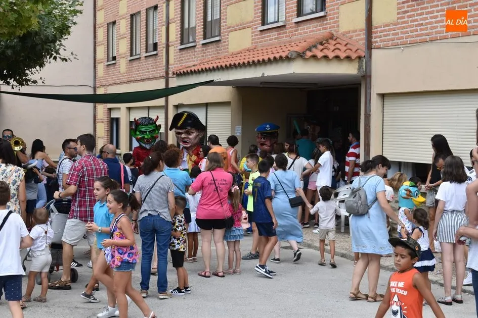 Foto 10 - Los m&aacute;s peque&ntilde;os disfrutan con los gigantes y cabezudos en Alba de Tormes