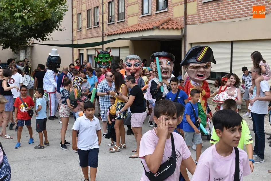 Foto 9 - Los m&aacute;s peque&ntilde;os disfrutan con los gigantes y cabezudos en Alba de Tormes