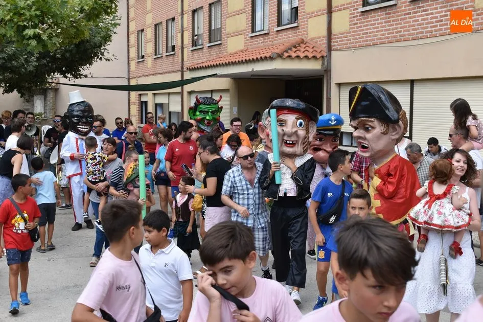 Foto 8 - Los m&aacute;s peque&ntilde;os disfrutan con los gigantes y cabezudos en Alba de Tormes