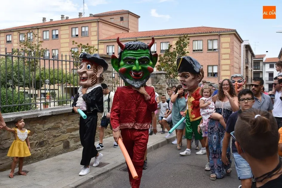 Foto 7 - Los m&aacute;s peque&ntilde;os disfrutan con los gigantes y cabezudos en Alba de Tormes