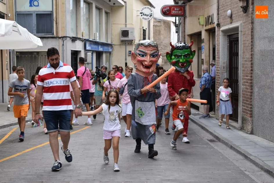 Foto 6 - Los m&aacute;s peque&ntilde;os disfrutan con los gigantes y cabezudos en Alba de Tormes