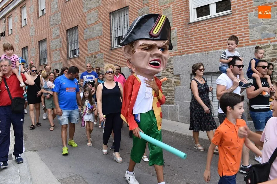 Foto 5 - Los m&aacute;s peque&ntilde;os disfrutan con los gigantes y cabezudos en Alba de Tormes