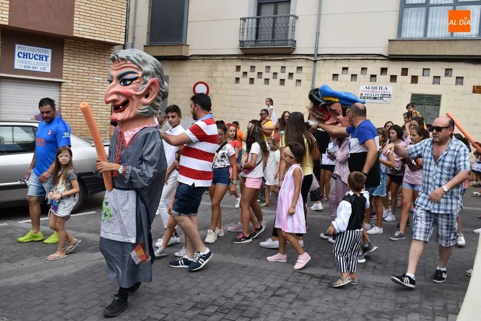 Foto 4 - Los m&aacute;s peque&ntilde;os disfrutan con los gigantes y cabezudos en Alba de Tormes