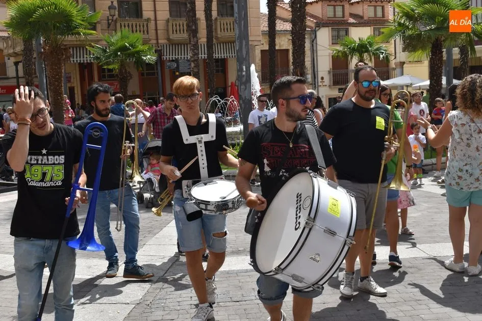 Foto 3 - Los m&aacute;s peque&ntilde;os disfrutan con los gigantes y cabezudos en Alba de Tormes