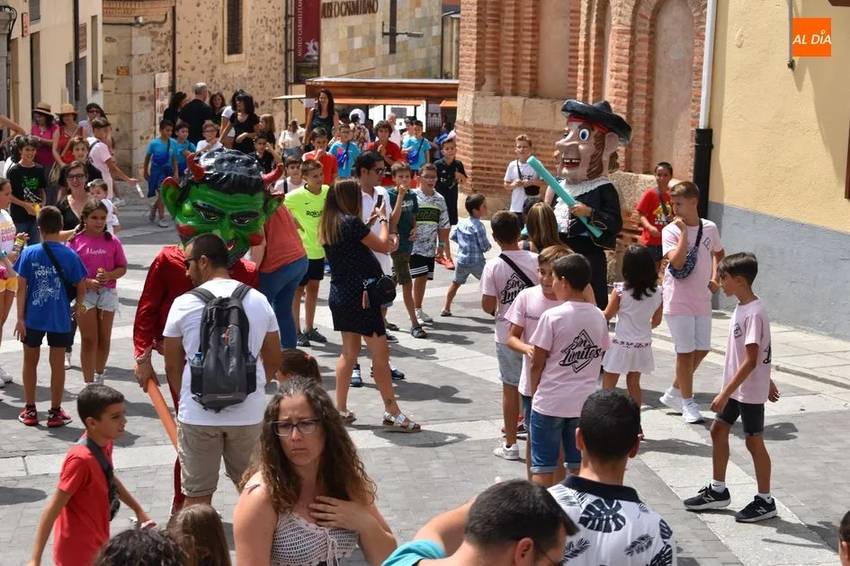 Foto 2 - Los m&aacute;s peque&ntilde;os disfrutan con los gigantes y cabezudos en Alba de Tormes