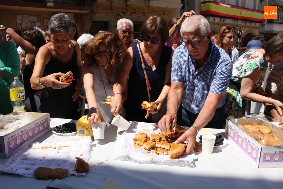 Foto 10 - San Bartolo pasea en procesi&oacute;n en el d&iacute;a grande de las fiestas de Aldead&aacute;vila de la Ribera  
