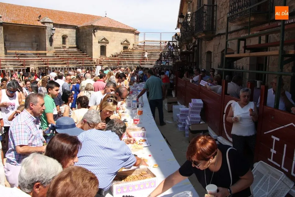 Foto 5 - San Bartolo pasea en procesi&oacute;n en el d&iacute;a grande de las fiestas de Aldead&aacute;vila de la Ribera  