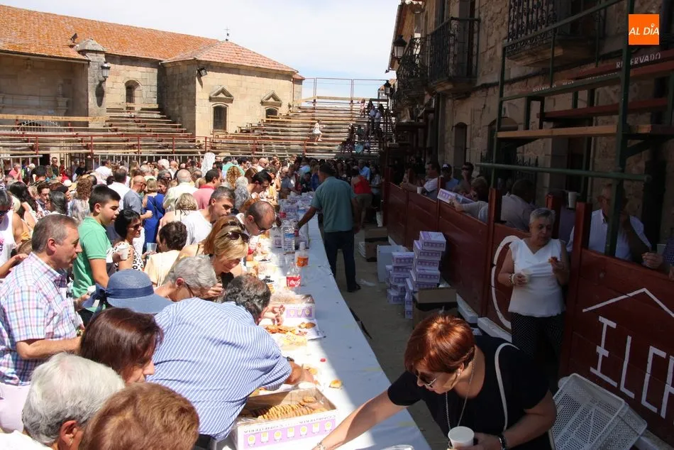 Foto 4 - San Bartolo pasea en procesi&oacute;n en el d&iacute;a grande de las fiestas de Aldead&aacute;vila de la Ribera  