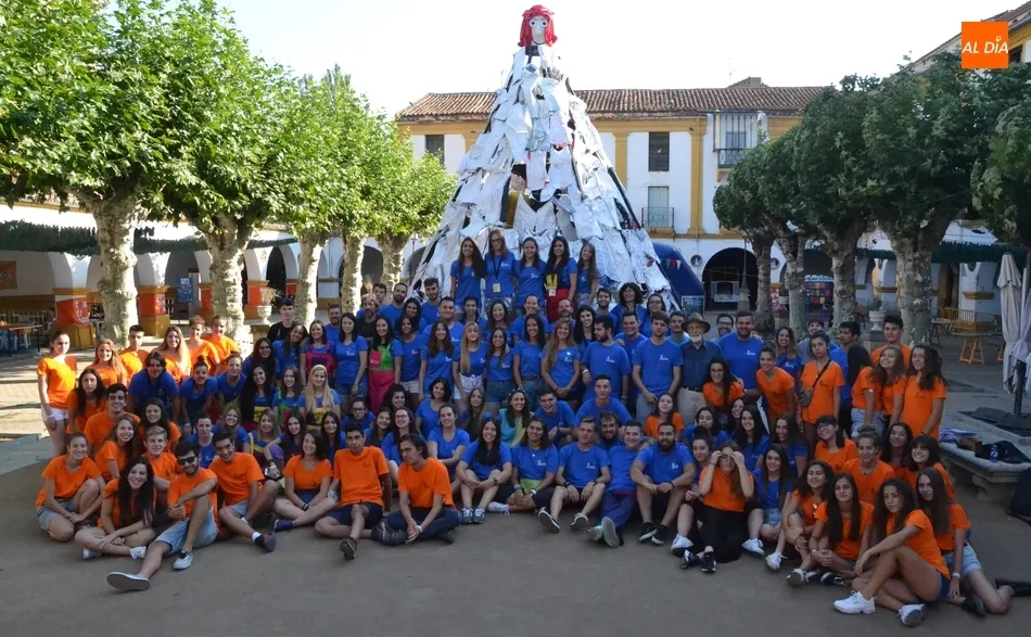 La familia del Divierteatro festeja, con tarta incluida, los 50 años de Denis Rafter en nuestro...