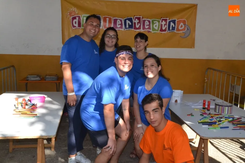 Foto 6 - La familia del Divierteatro festeja, con tarta incluida, los 50 a&ntilde;os de Denis Rafter en nuestro...