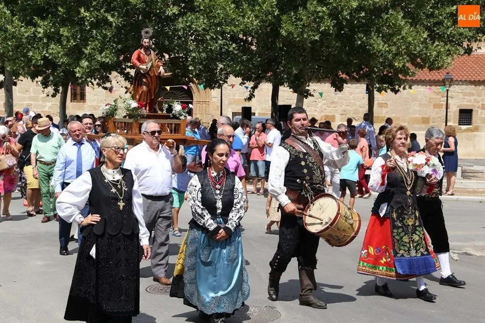La procesión sale de la plaza de la iglesia | Víctor Sánchez