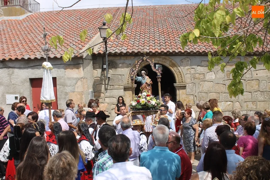 Procesión con la imagen de San Bartolomé, patrón de Golpejas.