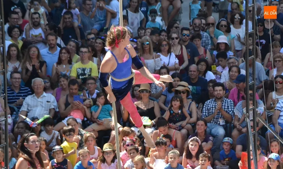 Martina vuela en la Plazuela de Herrasti para conseguir su sueño  