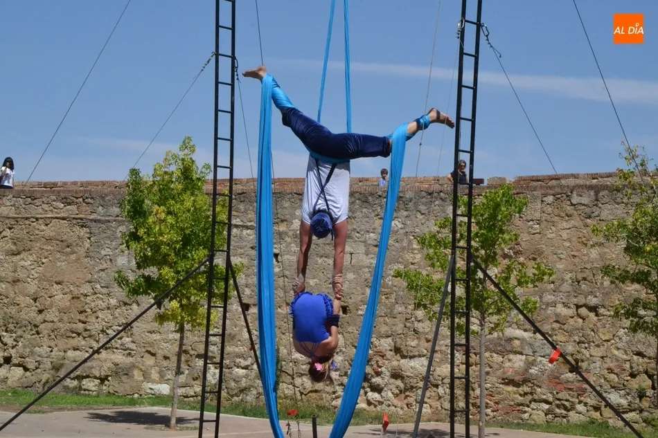 Foto 11 - Martina vuela en la Plazuela de Herrasti para conseguir su sue&ntilde;o  