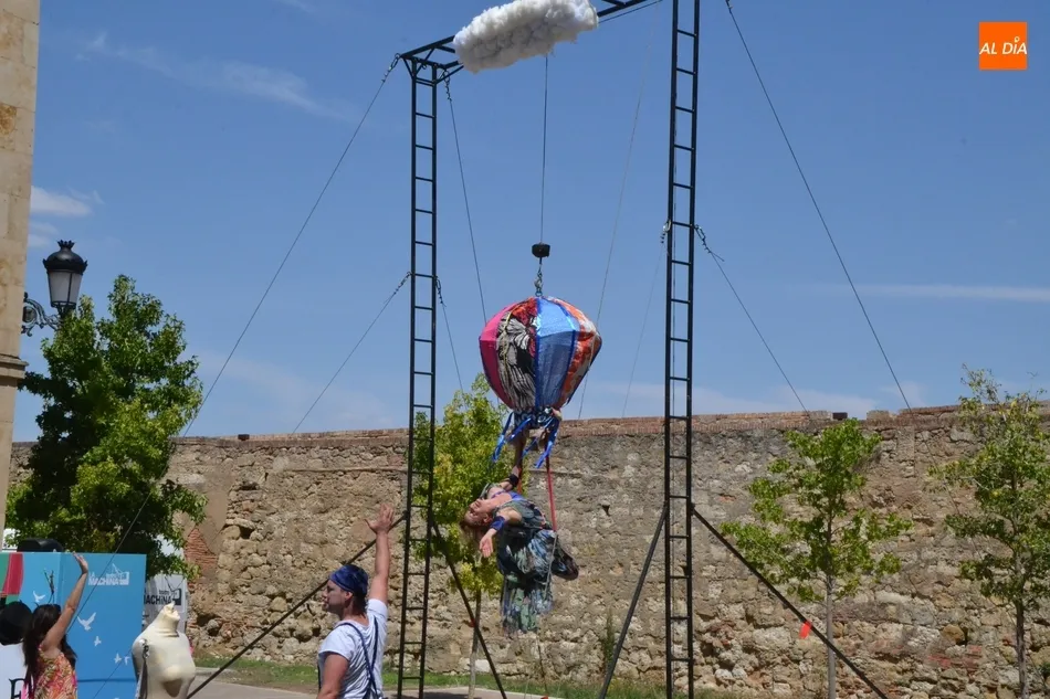 Foto 5 - Martina vuela en la Plazuela de Herrasti para conseguir su sue&ntilde;o  