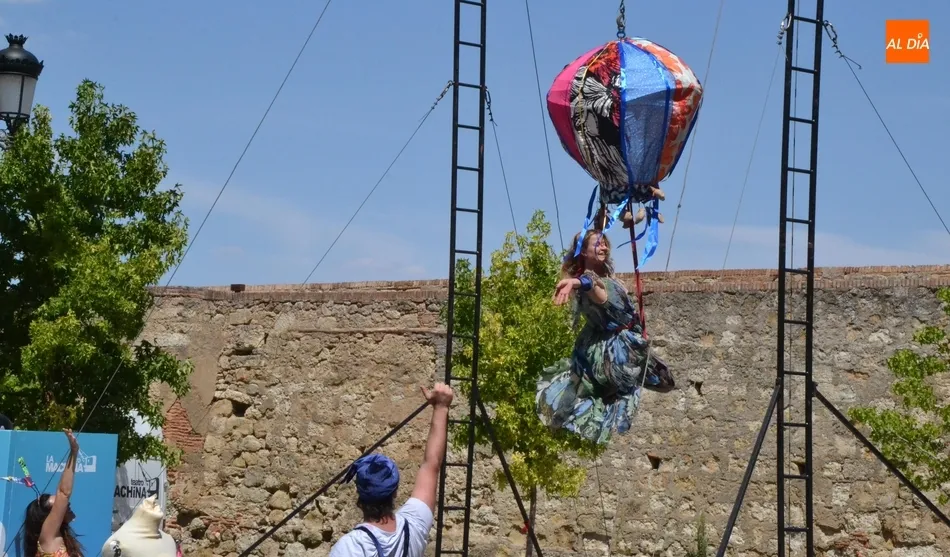 Foto 4 - Martina vuela en la Plazuela de Herrasti para conseguir su sue&ntilde;o  