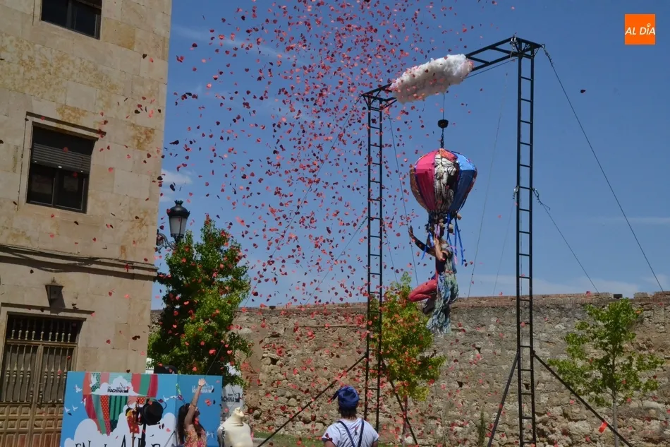 Foto 3 - Martina vuela en la Plazuela de Herrasti para conseguir su sue&ntilde;o  