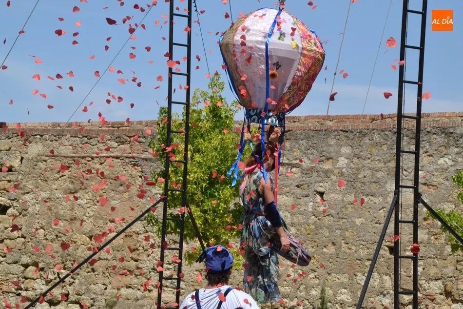 Foto 2 - Martina vuela en la Plazuela de Herrasti para conseguir su sue&ntilde;o  
