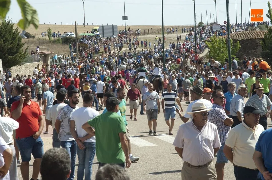 Foto 8 - Un despiste le cuesta a un hombre tres cornadas en el segundo encierro de Fuenteguinaldo  