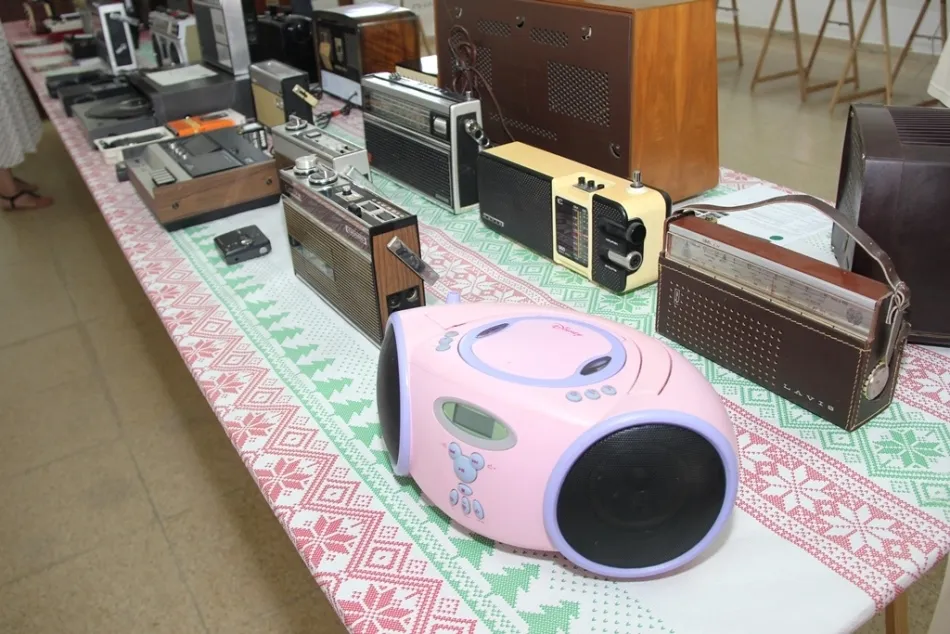 Foto 11 - Aldeanueva de Figueroa viaja en el tiempo a trav&eacute;s de m&aacute;s de 80 radios antiguas