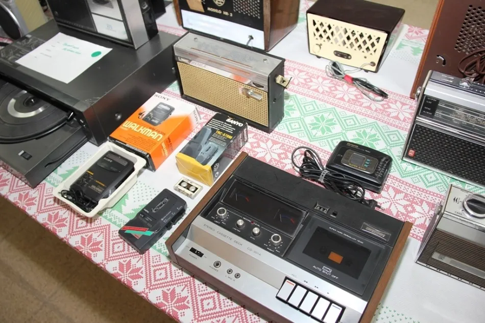 Foto 10 - Aldeanueva de Figueroa viaja en el tiempo a trav&eacute;s de m&aacute;s de 80 radios antiguas
